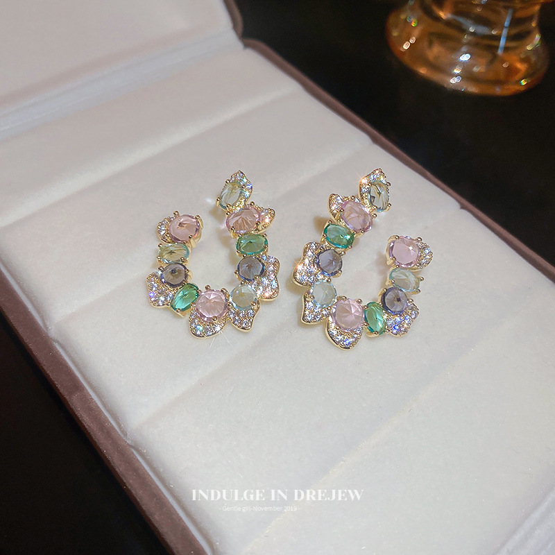 Exaggerated large earrings for women with a light luxury and high-end feel, 2024 new trend, niche design, retro
