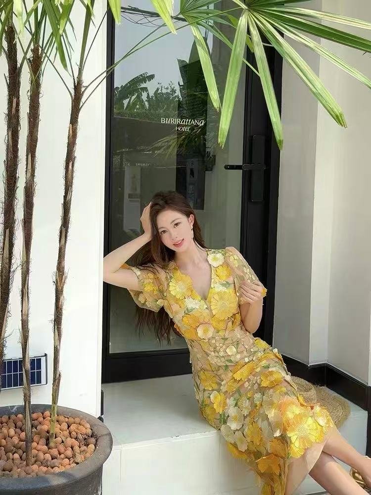 Orange-yellow floral beach vacation three-dimensional flower yellow short-sleeved, body-hugging V-neck dress