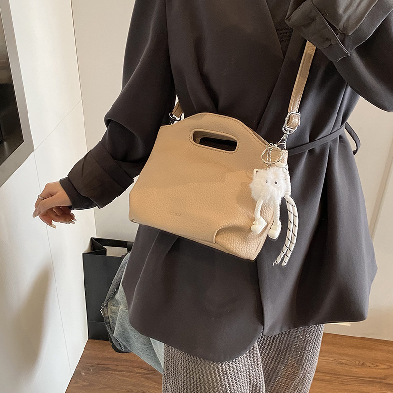 designer Handheld Pleated Cloud Bag for Women 2025 New Trend Korean Style Niche Underarm Bag Versatile Crossbody Bag Bucket Bag