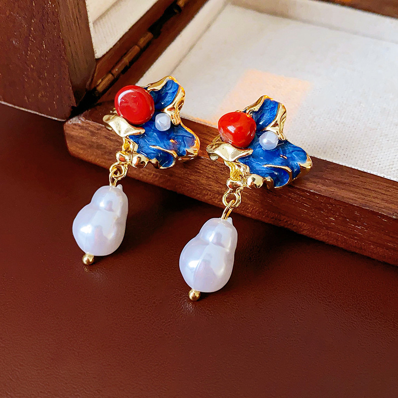 Medieval silver needle earrings with a light luxury palace style and versatile pearl earrings
