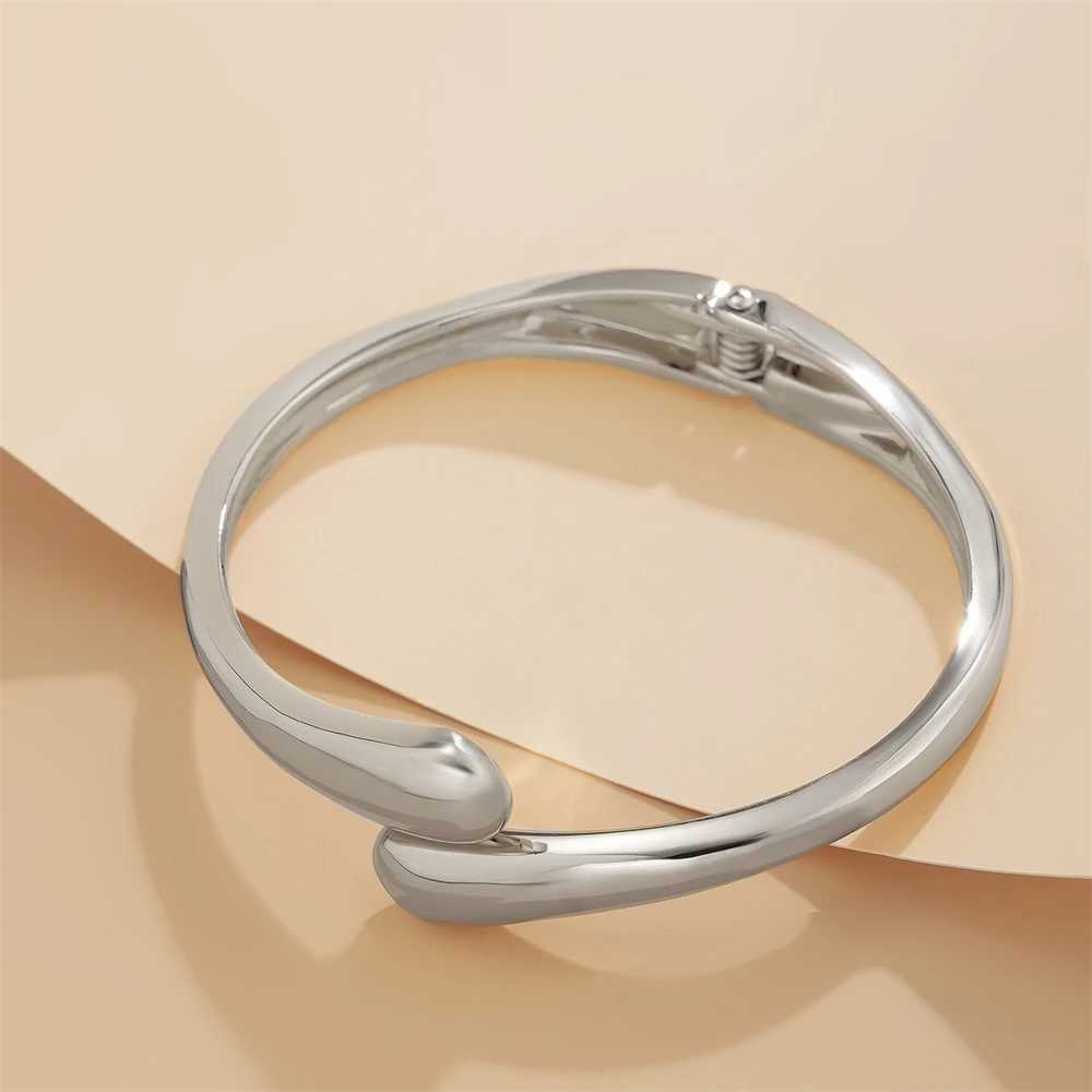 New Arrival Wide Metal Bangle Ring for Women Gold and Silver Color Chunky Waterdrop Open Wrist Cuff Thick Irregular Twisted Bracelet Jewelry V250605