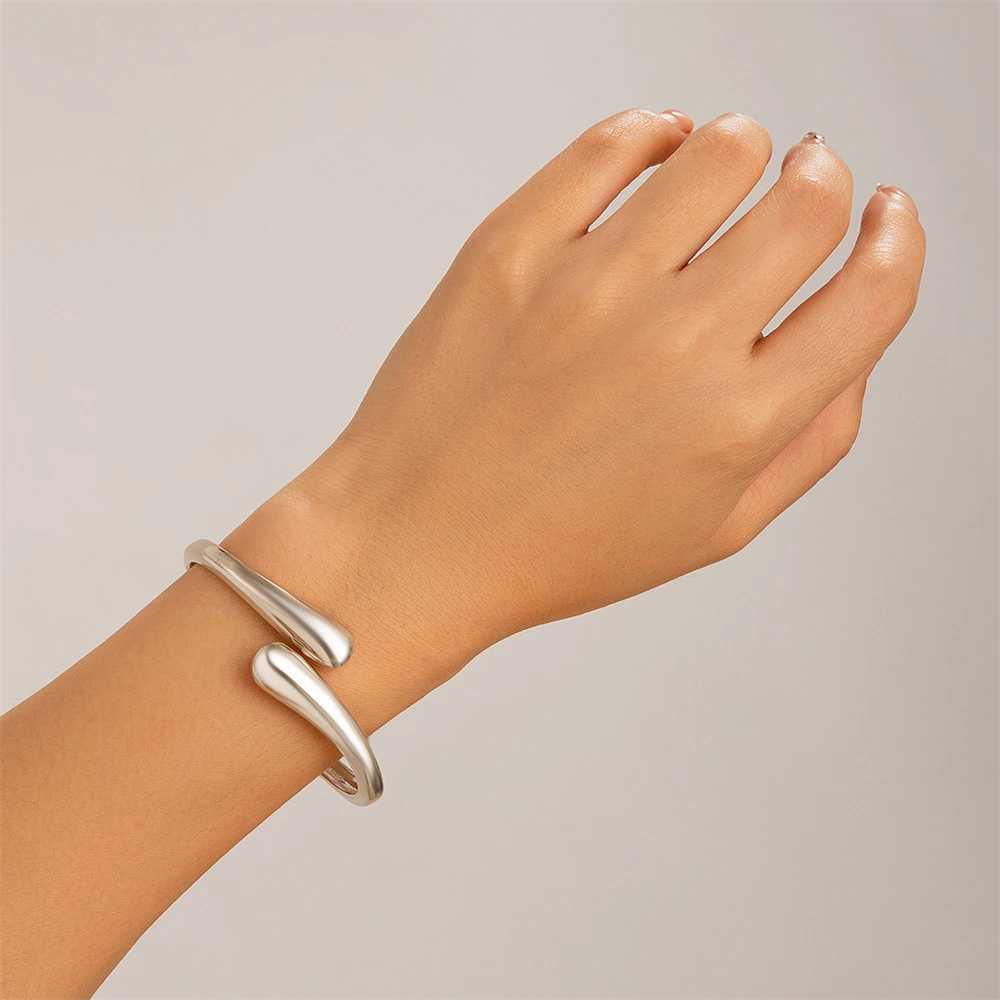 New Arrival Wide Metal Bangle Ring for Women Gold and Silver Color Chunky Waterdrop Open Wrist Cuff Thick Irregular Twisted Bracelet Jewelry V250605