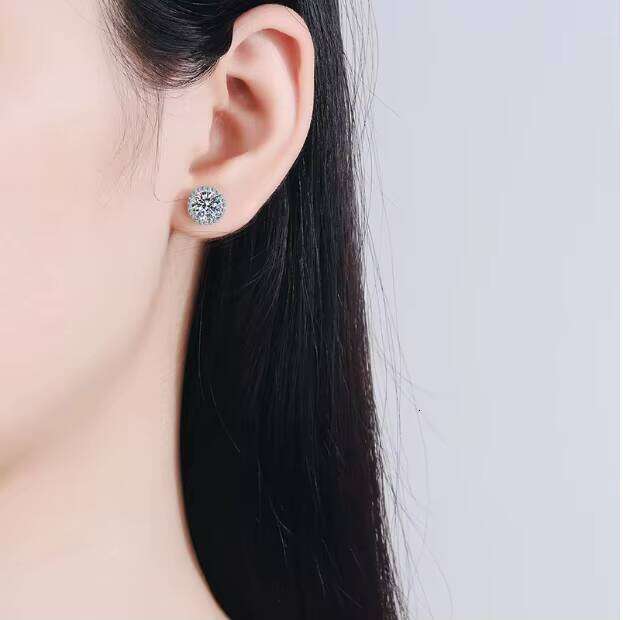 DHcollections S Sier Bezel Classic Four-claw Round Bag One Carat Moissanite Earrings
