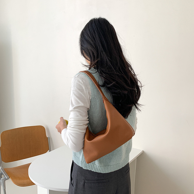 Spring 2025 new soft leather shoulder bag for women simple and large capacity commuting armpit bag ladies style handbag