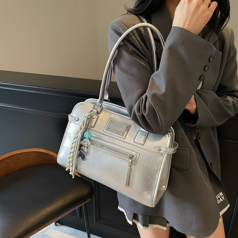 designer Vintage Trend Large Capacity Underarm Bag for Women 2025 New High-end Shoulder Bag Simple Stylish Commuter Crossbody Bag