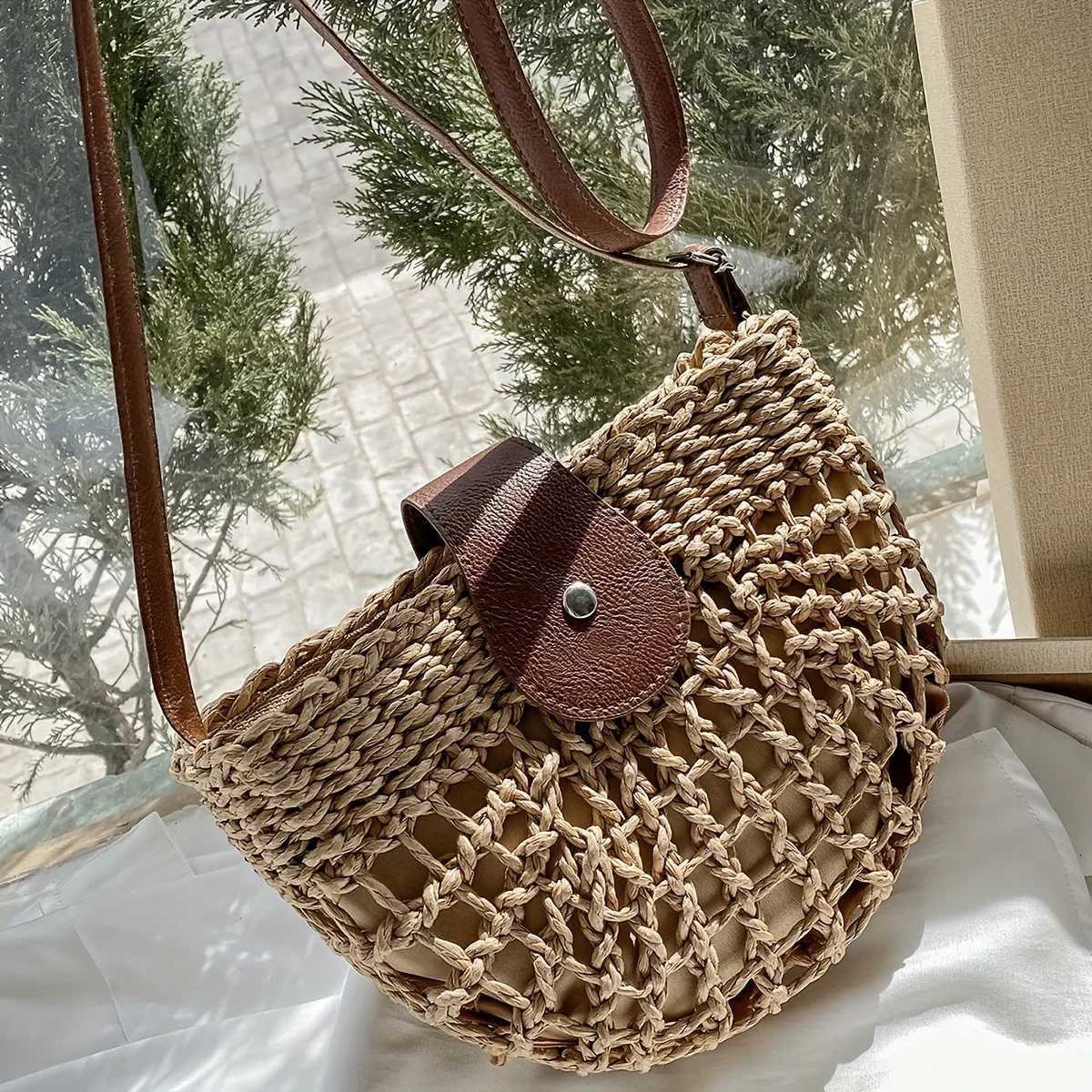 Womens Minimalist Crossbody Bag Trendy Straw Shoulder Bag All-Match Bag For Beach Suitable for Womens Outing Party Vacation XJ250604