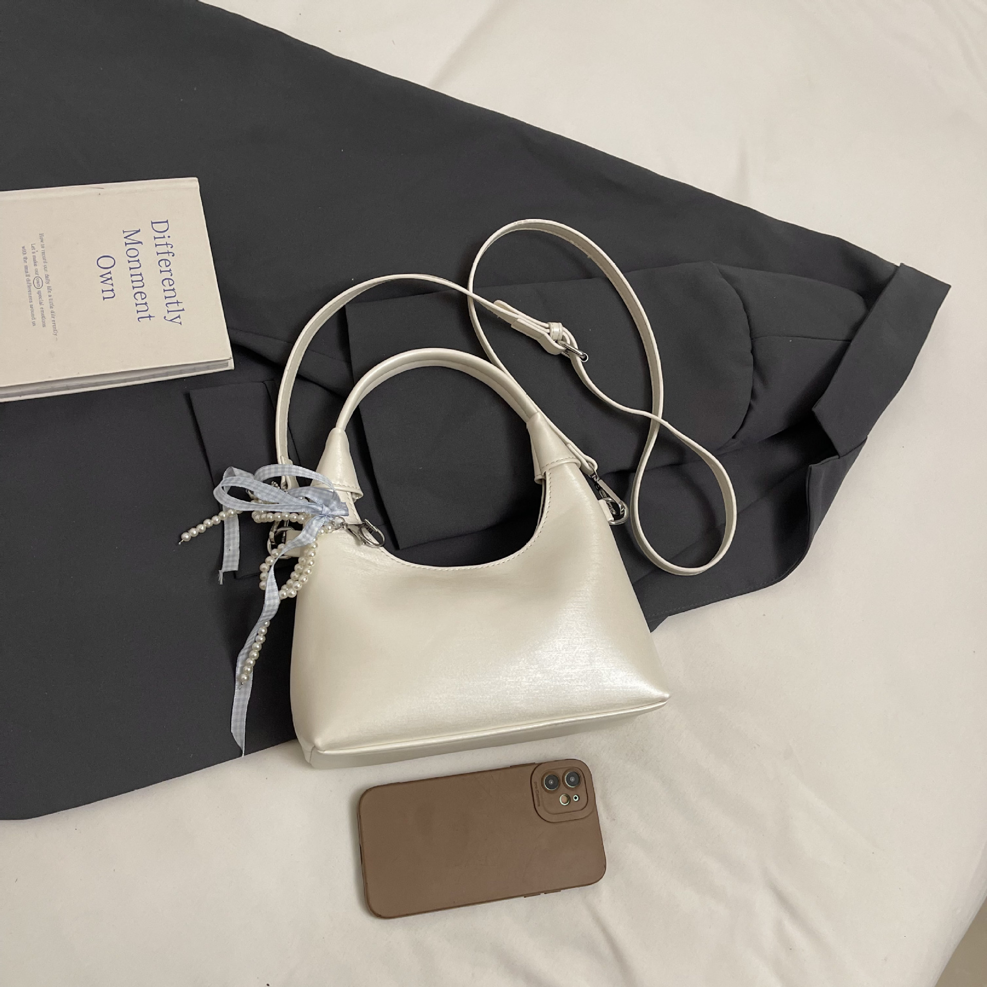 Small niche design, fashionable and simple shoulder bag, casual multifunctional crossbody bag, designer, large capacity handbag