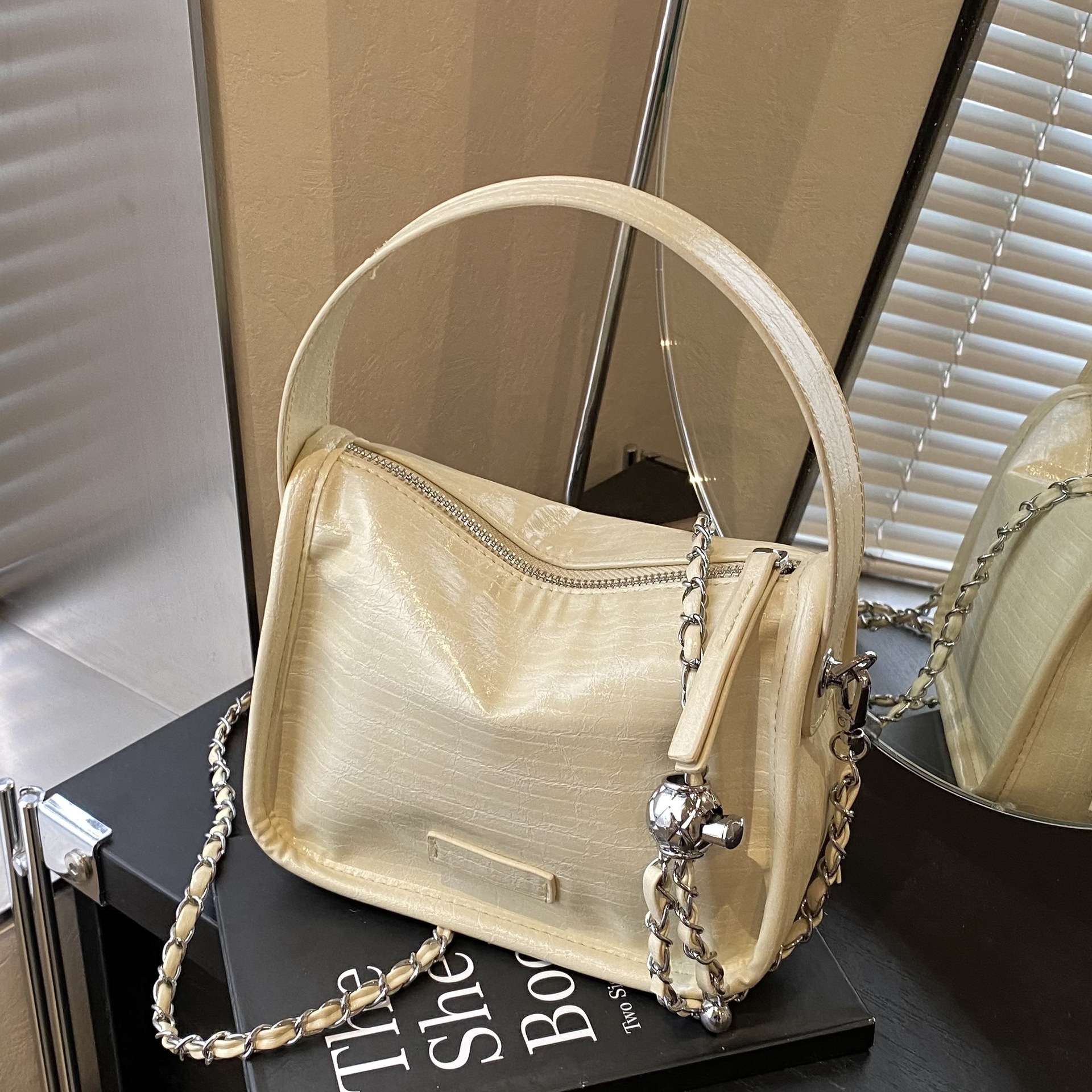 designer High-end Niche Chain Underarm Bag for Women 2025 New Trend Commuter Lock Versatile Handbag Shoulder Crossbody Bag