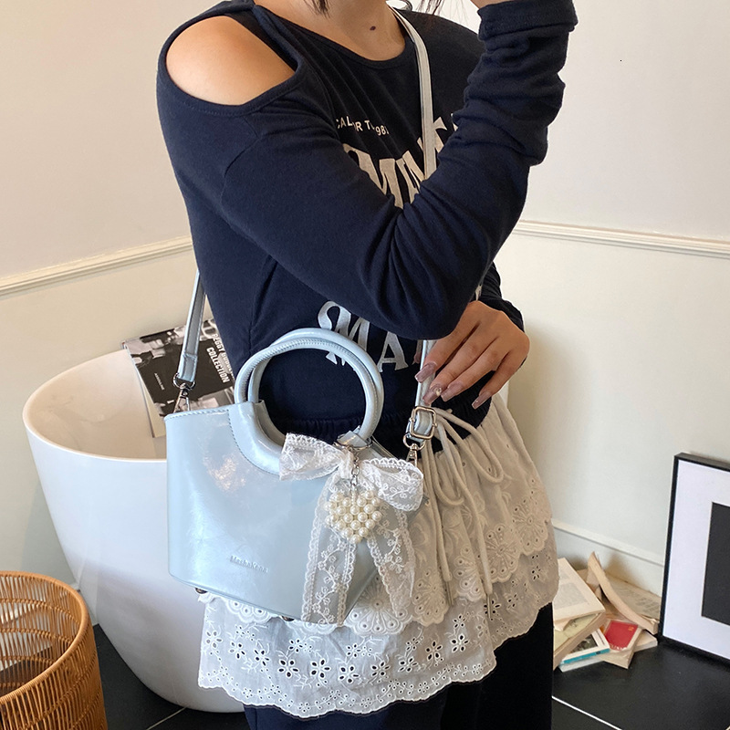 designer Niche Design High-End Sense Round Ring Handbag 2025 New Korean Version Versatile Fashion Single Shoulder Crossbody Bucket Bag