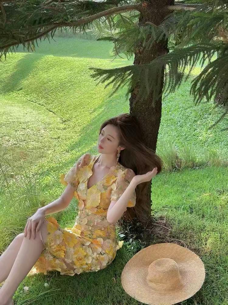 Orange-yellow floral beach vacation three-dimensional flower yellow short-sleeved, body-hugging V-neck dress
