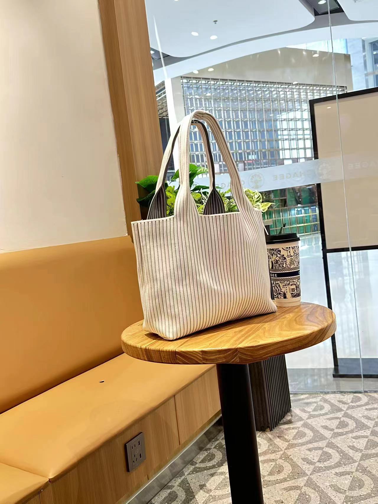 Customized Korean striped knitted large capacity casual knitted handbag designer women's new fashionable niche handbag