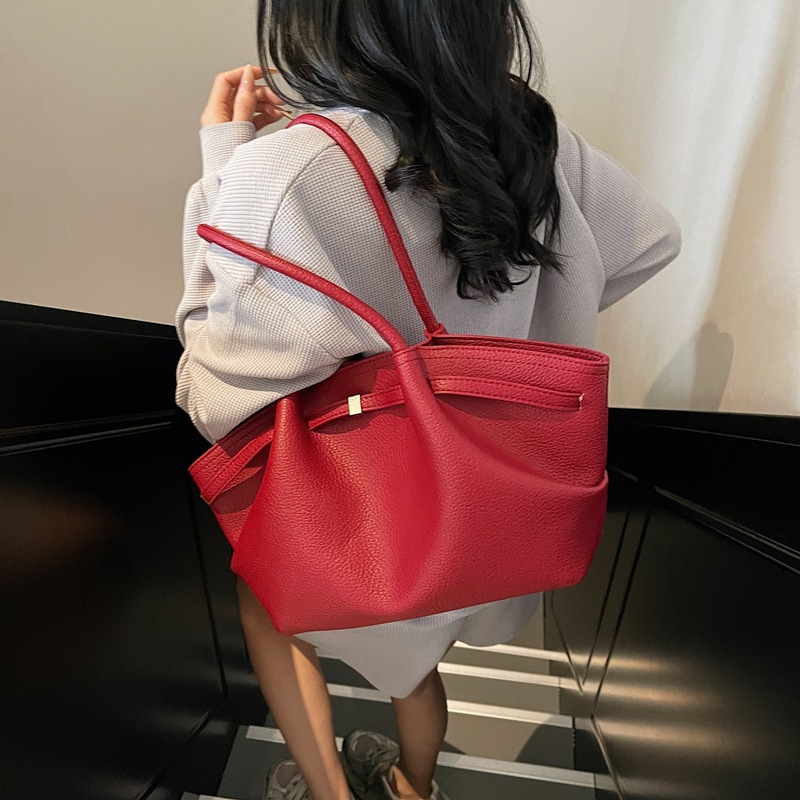 designer High-End Wrinkle Fashion Handbag Underarm Bag for Women 2025 New Fashion Large Capacity Tote Bag Commuter Shoulder Bag