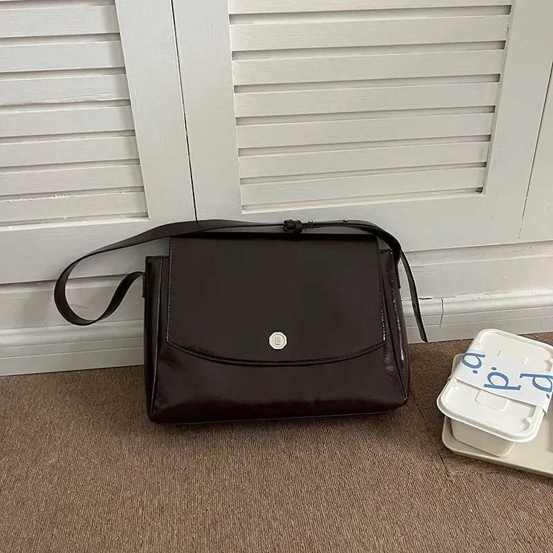 2025 Spring New Retro Large-Capacity Briefcase Texture Commuter Messenger Simple Messenger Bag Womens Bag XJ250604