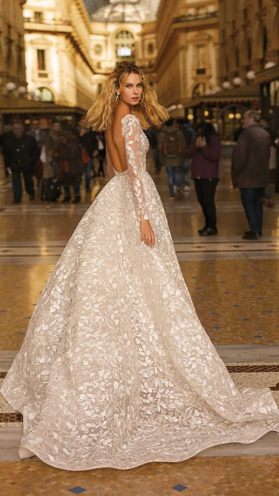 Luxurious A Line Lace Wedding Dresses Deep V Neck Long Sleeve Bridal Gowns Elegant For Bride Beach Customized