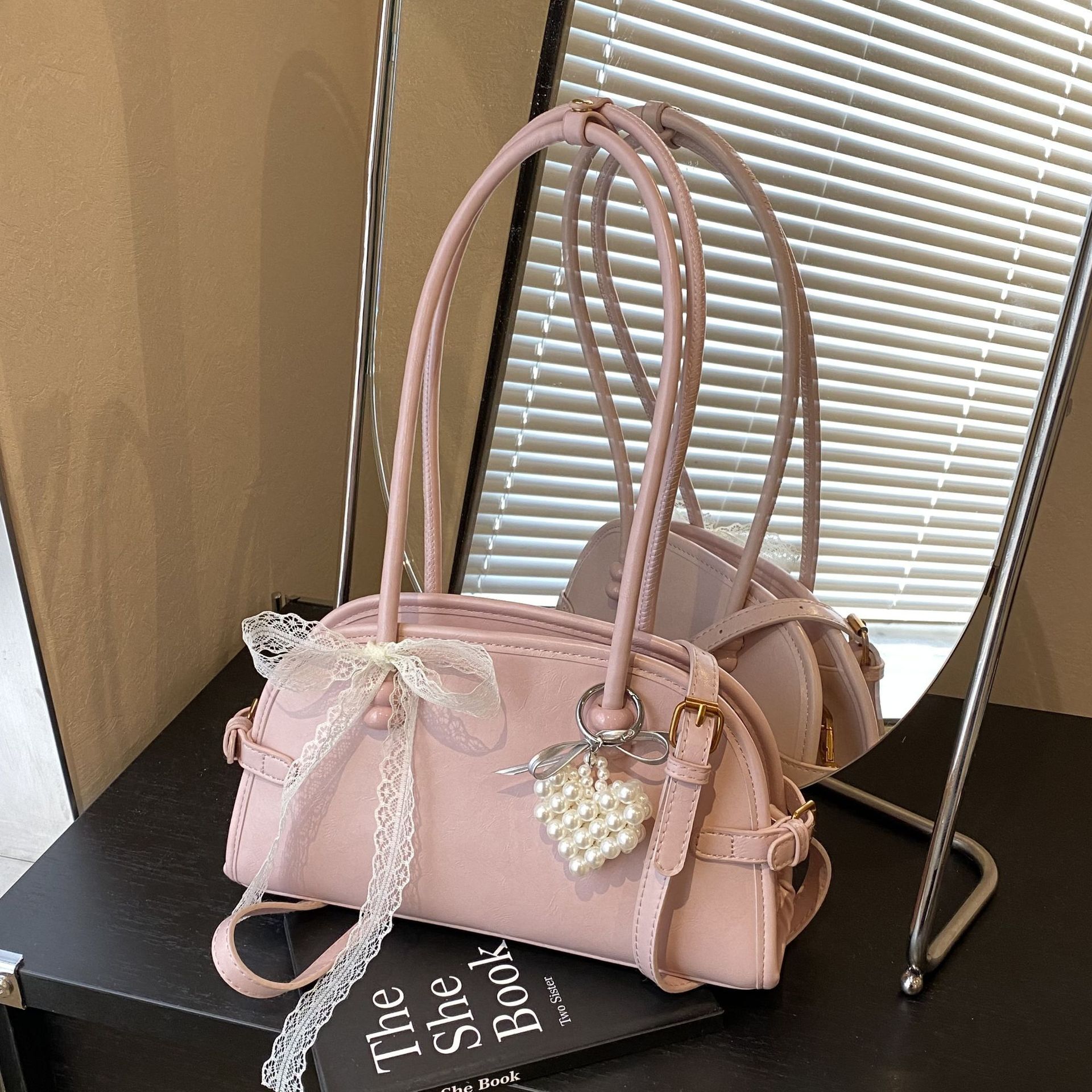 designer Niche Texture Fashion Shoulder Bag 2025 Spring New Fashion Underarm Bag High-end Handheld Commuter Bag