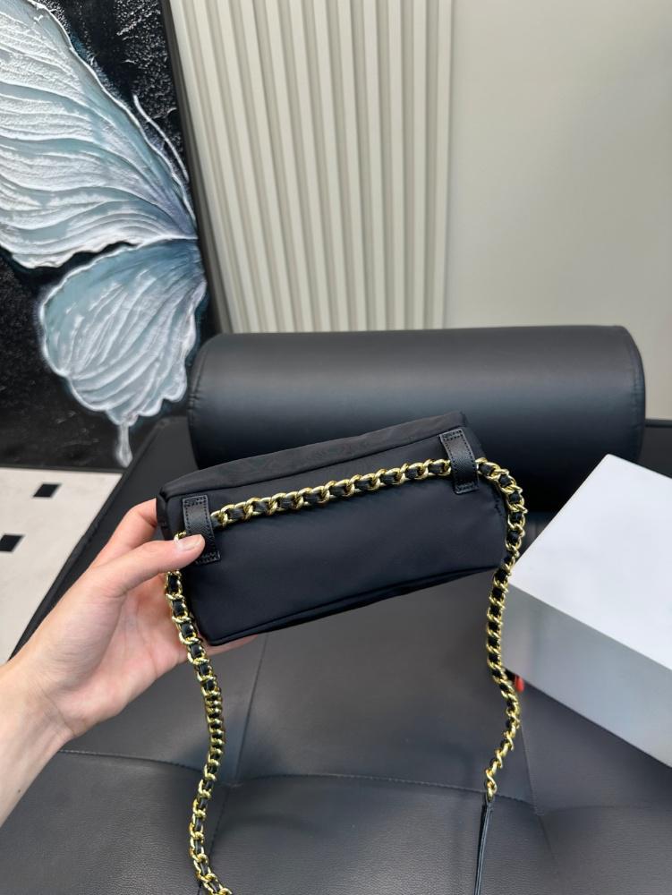 The new vintage diagonal cross bag features a handmade nylon diamond grid design that can be paired with a single shoulder diagonal cross black gold c
