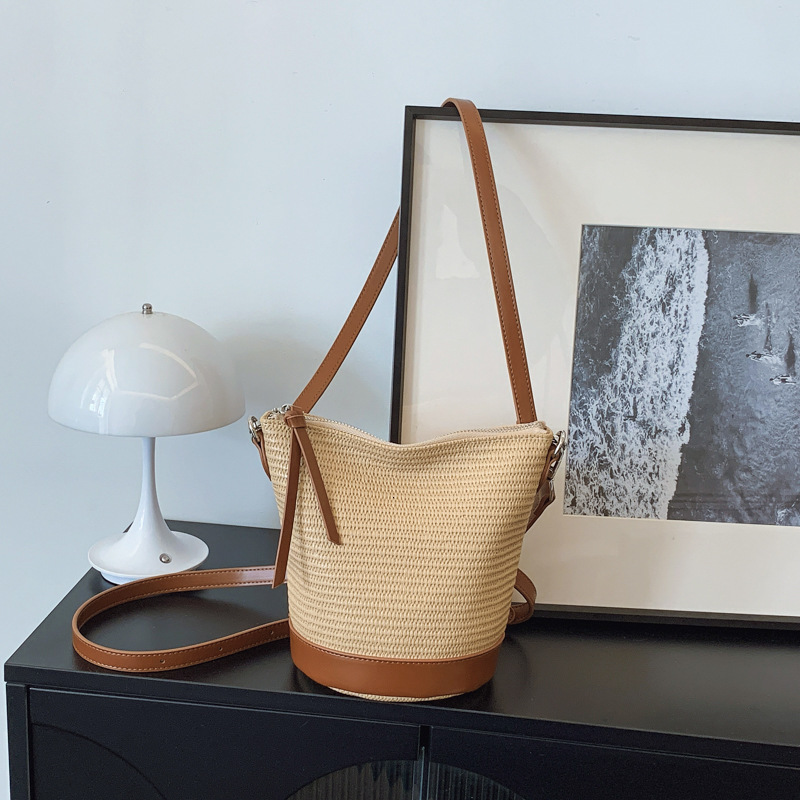 designer Niche Design 2025 New High-End Bucket Bag Commuter Versatile Large Capacity Casual Shoulder Crossbody Handbag