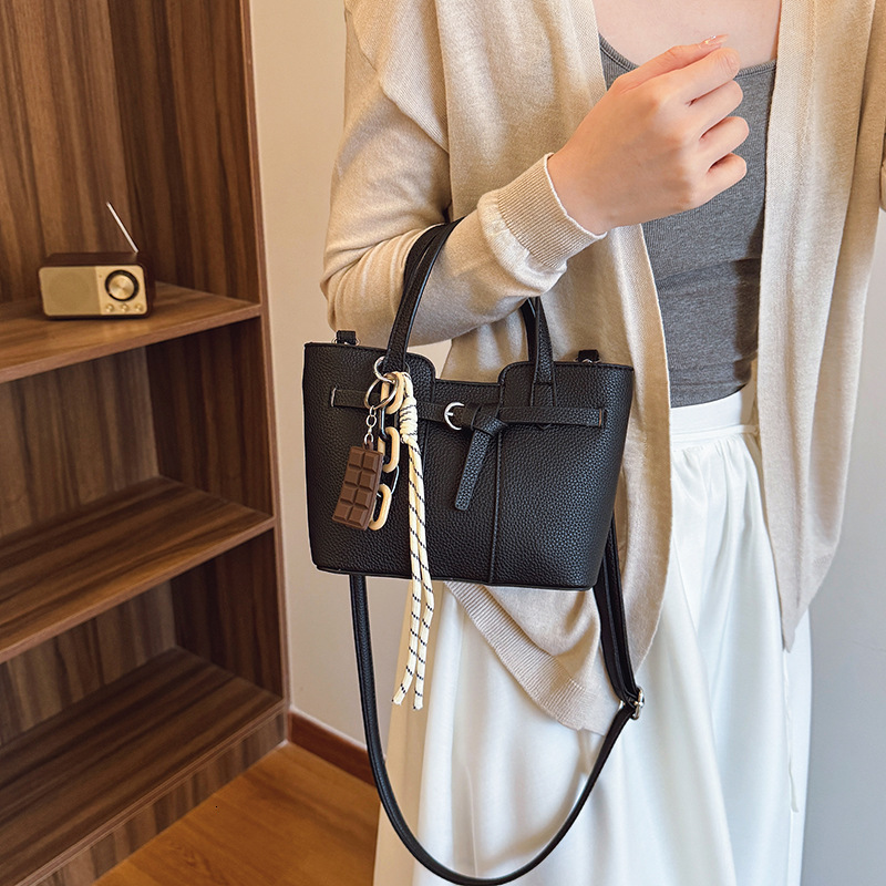 designer Women's Simple Fashion Niche Handbag Underarm Bag Foreign Trade New Shoulder Bag 2025 Large Capacity Tote Bag