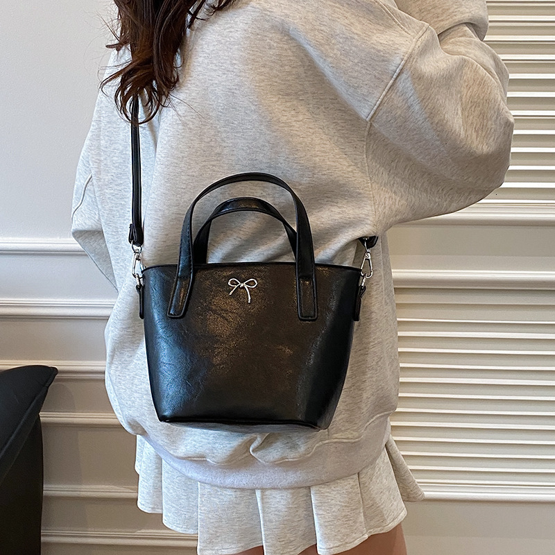 designer Foreign Trade High-End Retro Large Capacity Commuter Bag for Women 2025 New Spring Summer Versatile Shoulder Underarm Bag Bucket Bag