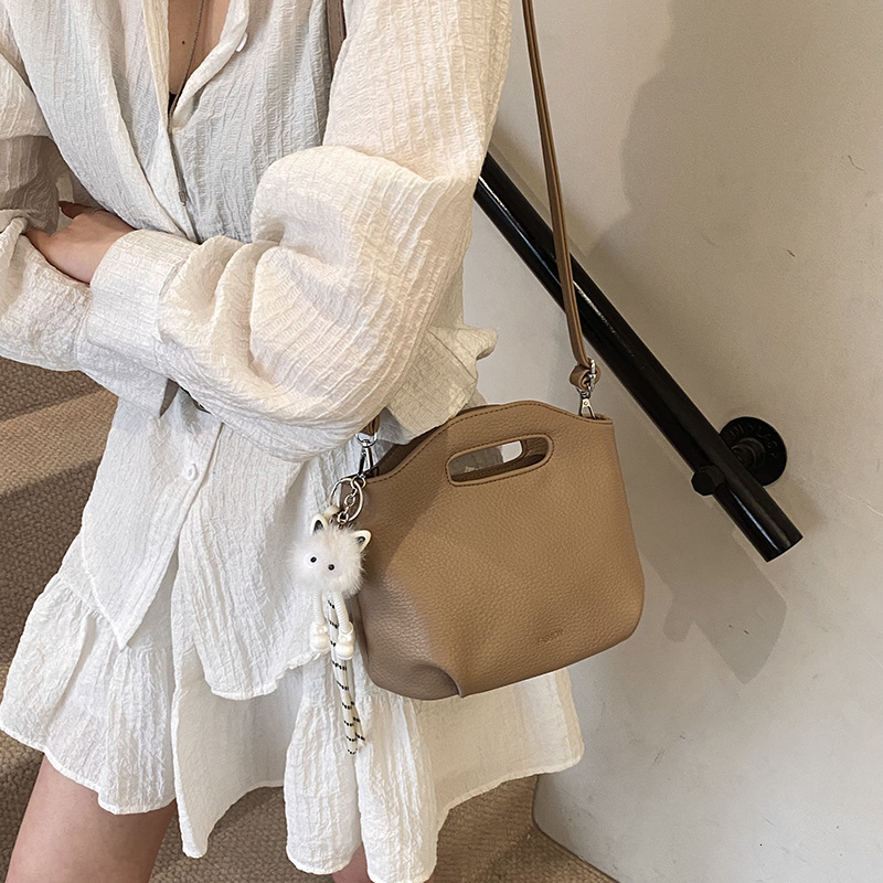 designer Handheld Pleated Cloud Bag for Women 2025 New Trend Korean Style Niche Underarm Bag Versatile Crossbody Bag Bucket Bag