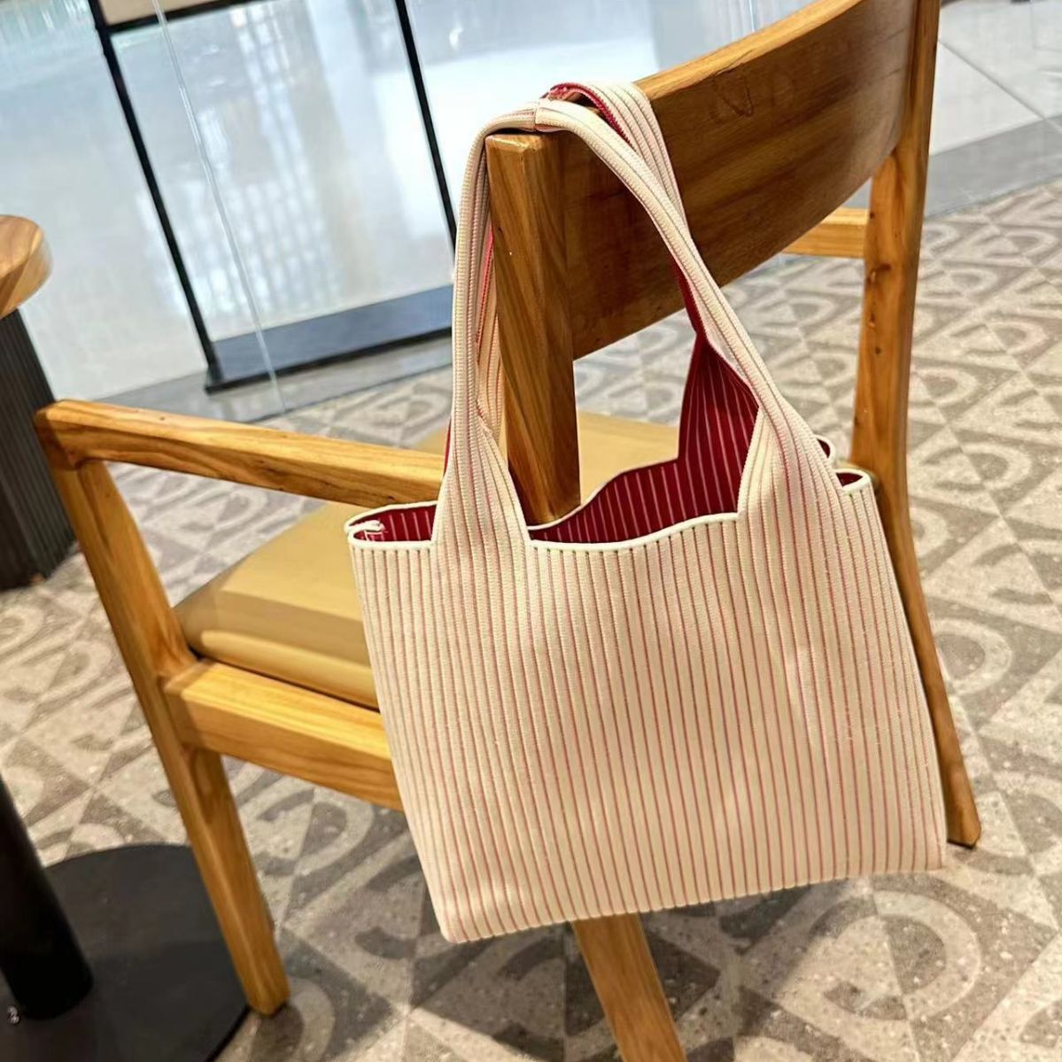 Customized Korean striped knitted large capacity casual knitted handbag designer women's new fashionable niche handbag