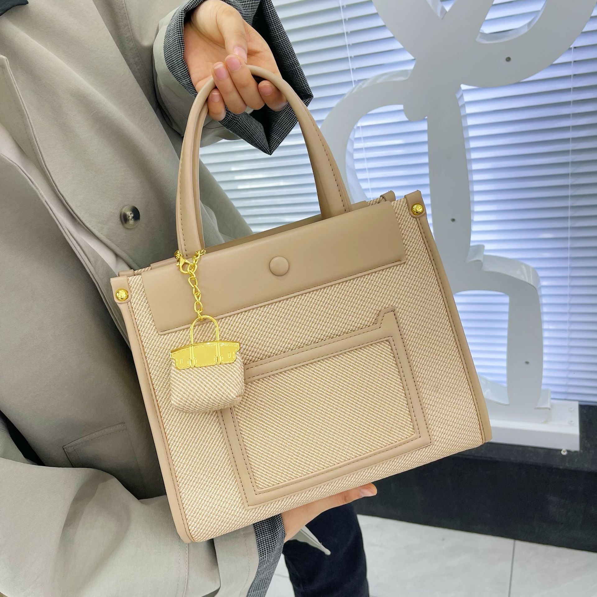 Top brand high-quality new free delivery designer cross-border high-end feeling commuting handbag elegant shoulder width waist bag new free delivery d