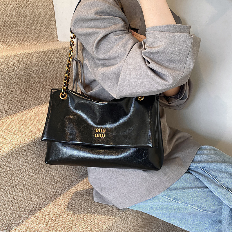 2025 mature stylish new women's tote bag with large capacity minimal design commuting chain bag