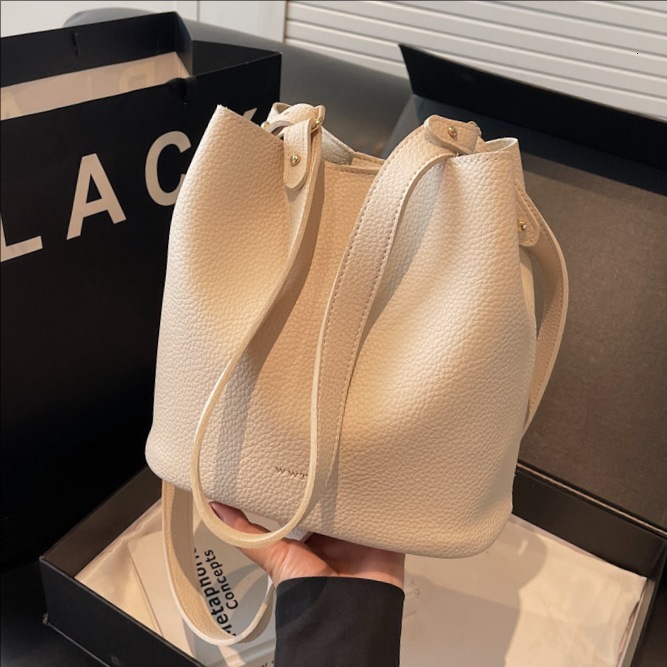 designer Retro Large Capacity Commuter Bucket Bag for Women 2025 New Simple Handbag High-end Crossbody Mother and Child Bag