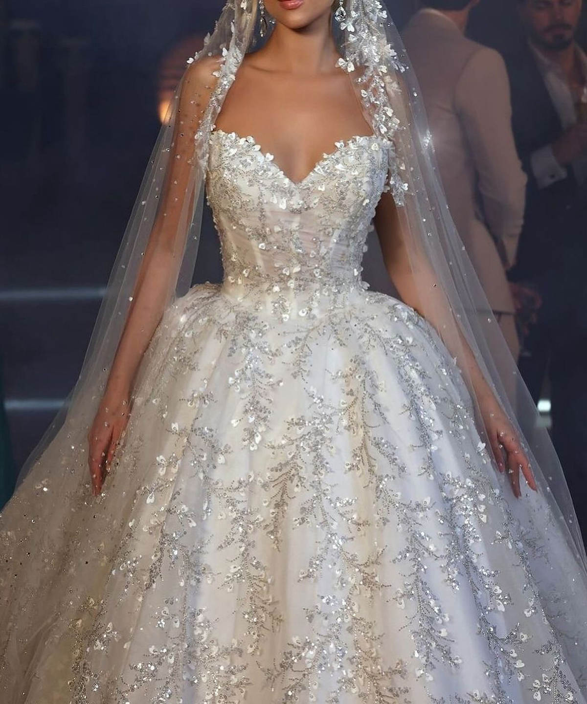 Princess Ball Gown Wedding Dresses 3D Sequins Flowers Sweetheart Neck Bridal Gowns Sexy Customized Backless Bride Dress