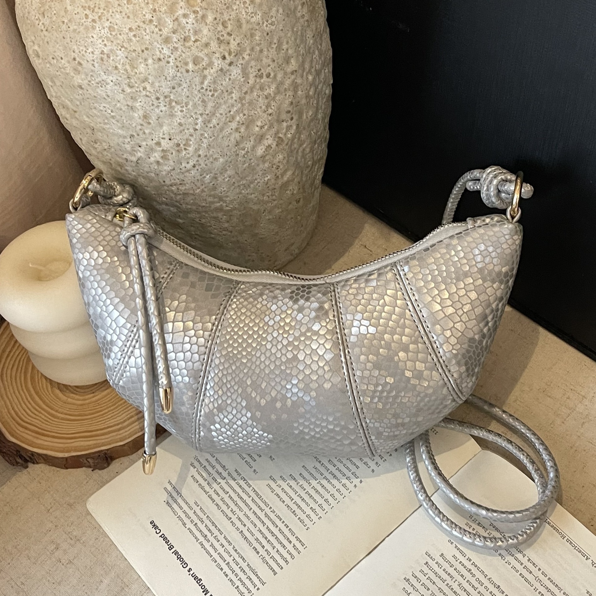 designer French Style Niche Texture Crossbody Horn Bag for Women 2025 Spring Fashion Versatile Dumpling Bag Simple Shoulder Bag Trend