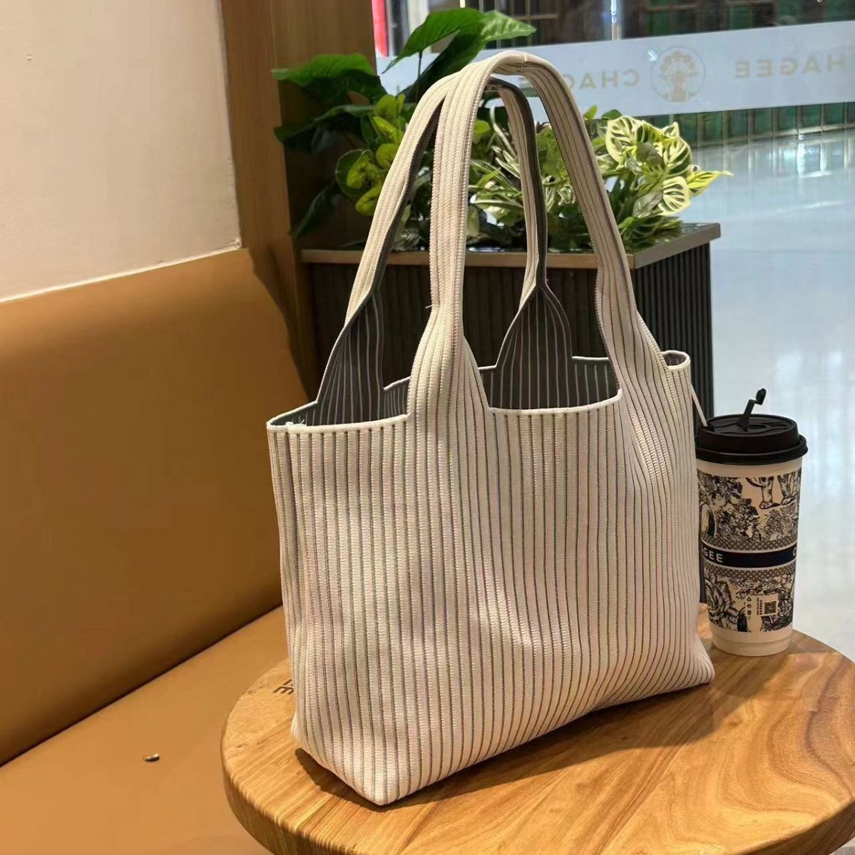 Customized Korean striped knitted large capacity casual knitted handbag designer women's new fashionable niche handbag