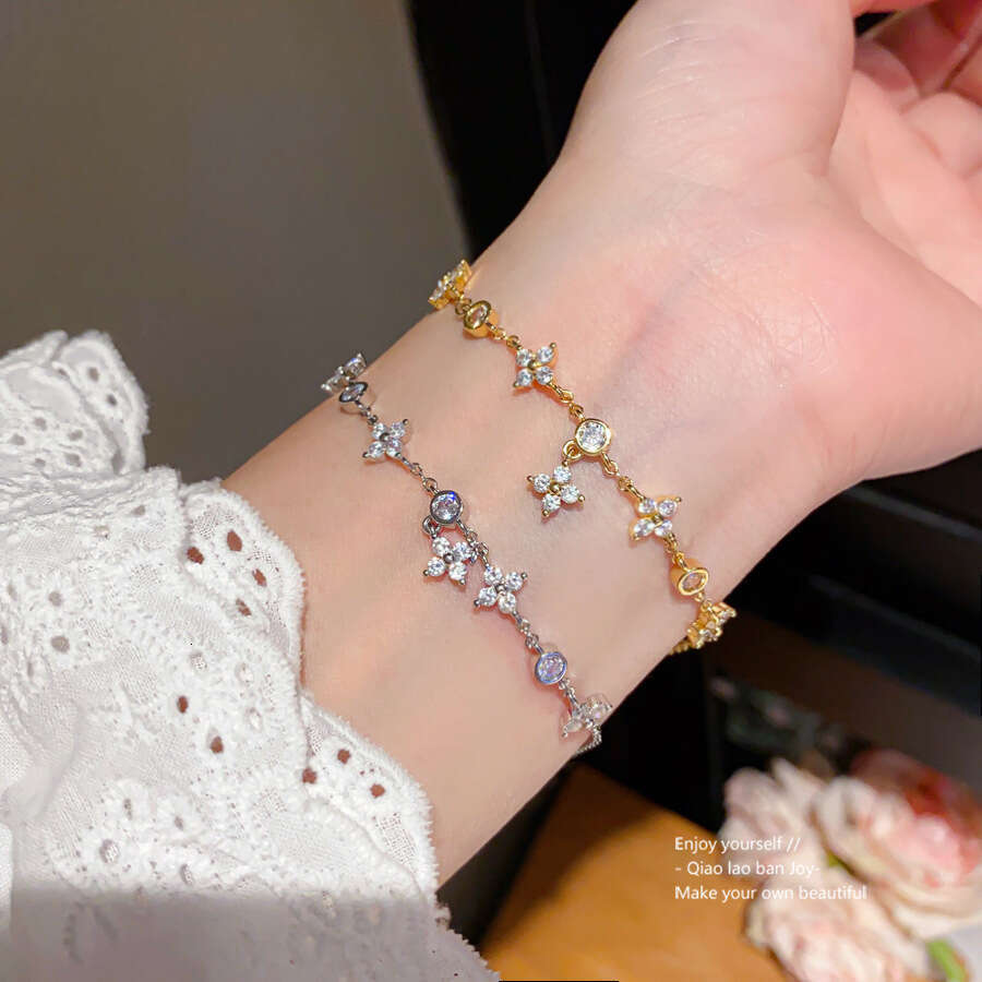 Super Shiny Zircon Rhombus Three-Petal Flower Bracelet Fashion Niche Simple Versatile Wristband Light High-End Sense Jewelry