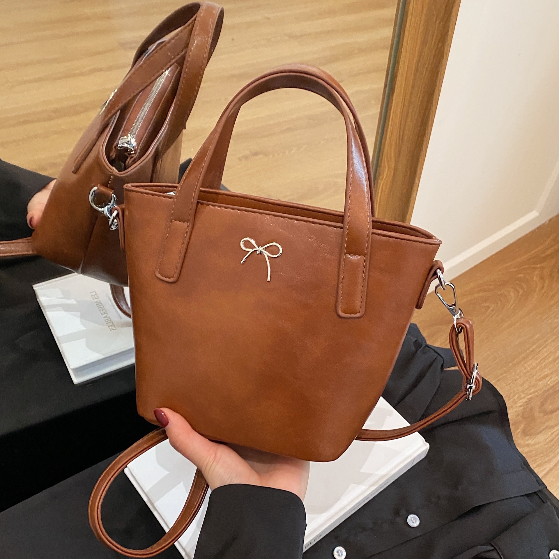 designer Foreign Trade High-End Retro Large Capacity Commuter Bag for Women 2025 New Spring Summer Versatile Shoulder Underarm Bag Bucket Bag