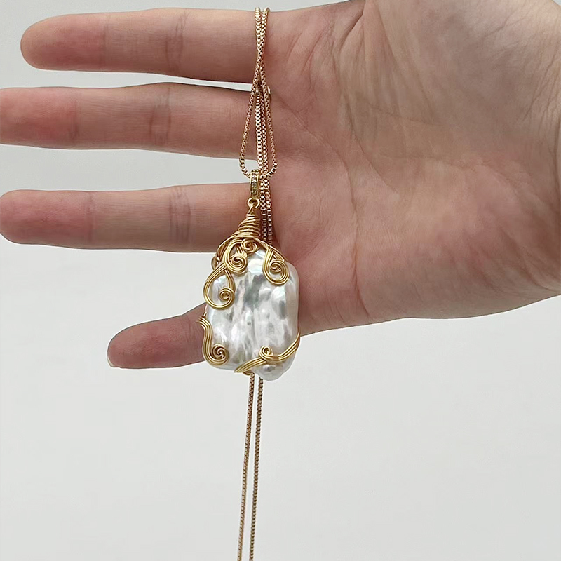 Elegant Natural Baroque Pearl Pendant Necklace with Artistic Retro Design