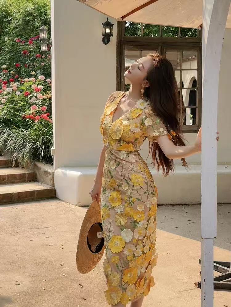 Orange-yellow floral beach vacation three-dimensional flower yellow short-sleeved, body-hugging V-neck dress