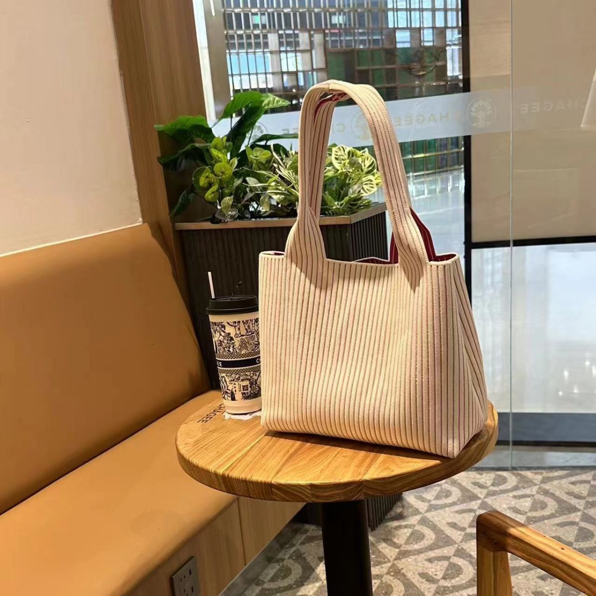 Customized Korean striped knitted large capacity casual knitted handbag designer women's new fashionable niche handbag