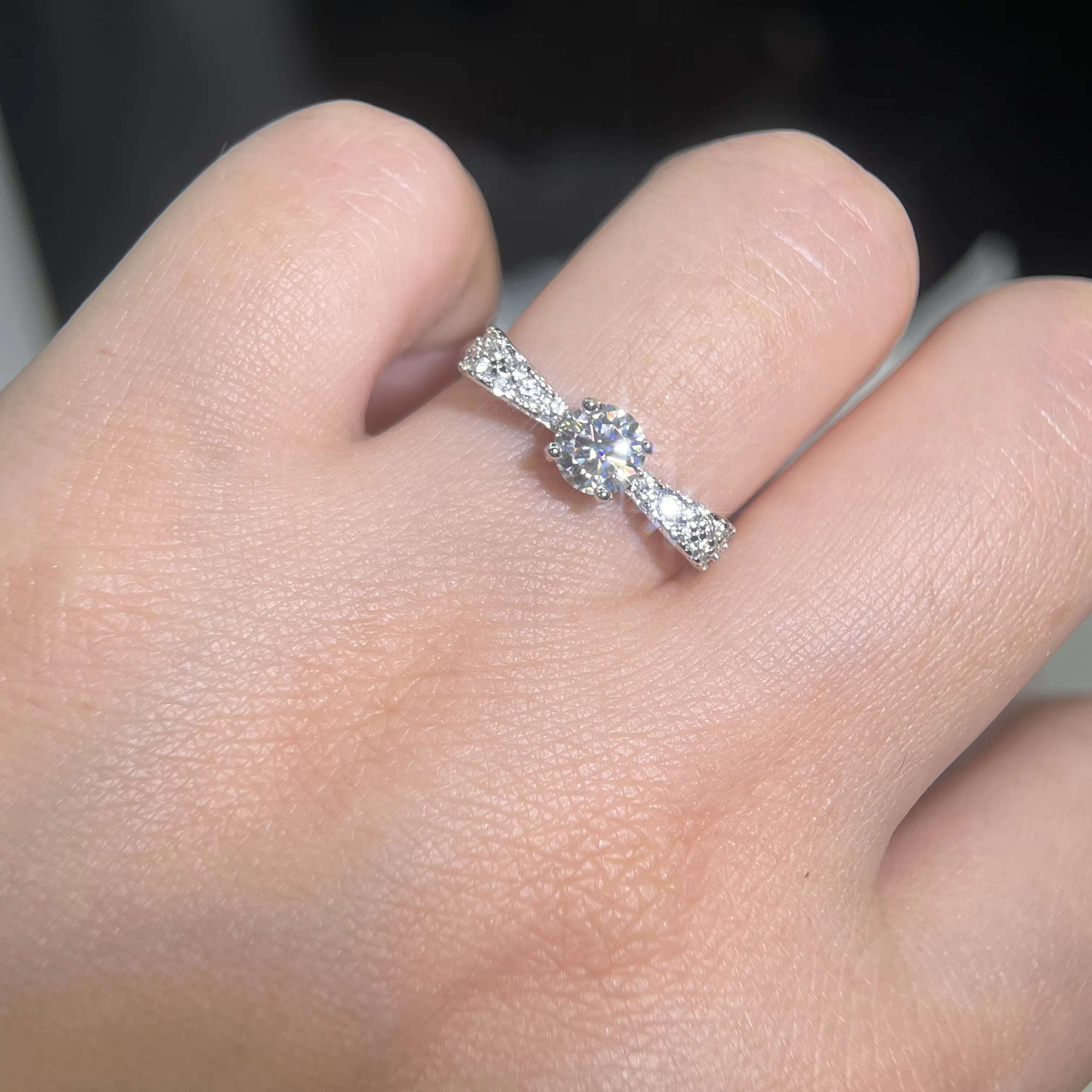Fine Jewelry VVS 0.5ct Lovely Bowknot Diamond Moisssanite White Gold Plated s925 Sterling Silver Engagement Ring for Women Lady