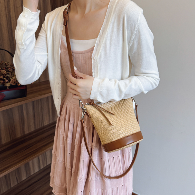 designer Niche Design 2025 New High-End Bucket Bag Commuter Versatile Large Capacity Casual Shoulder Crossbody Handbag