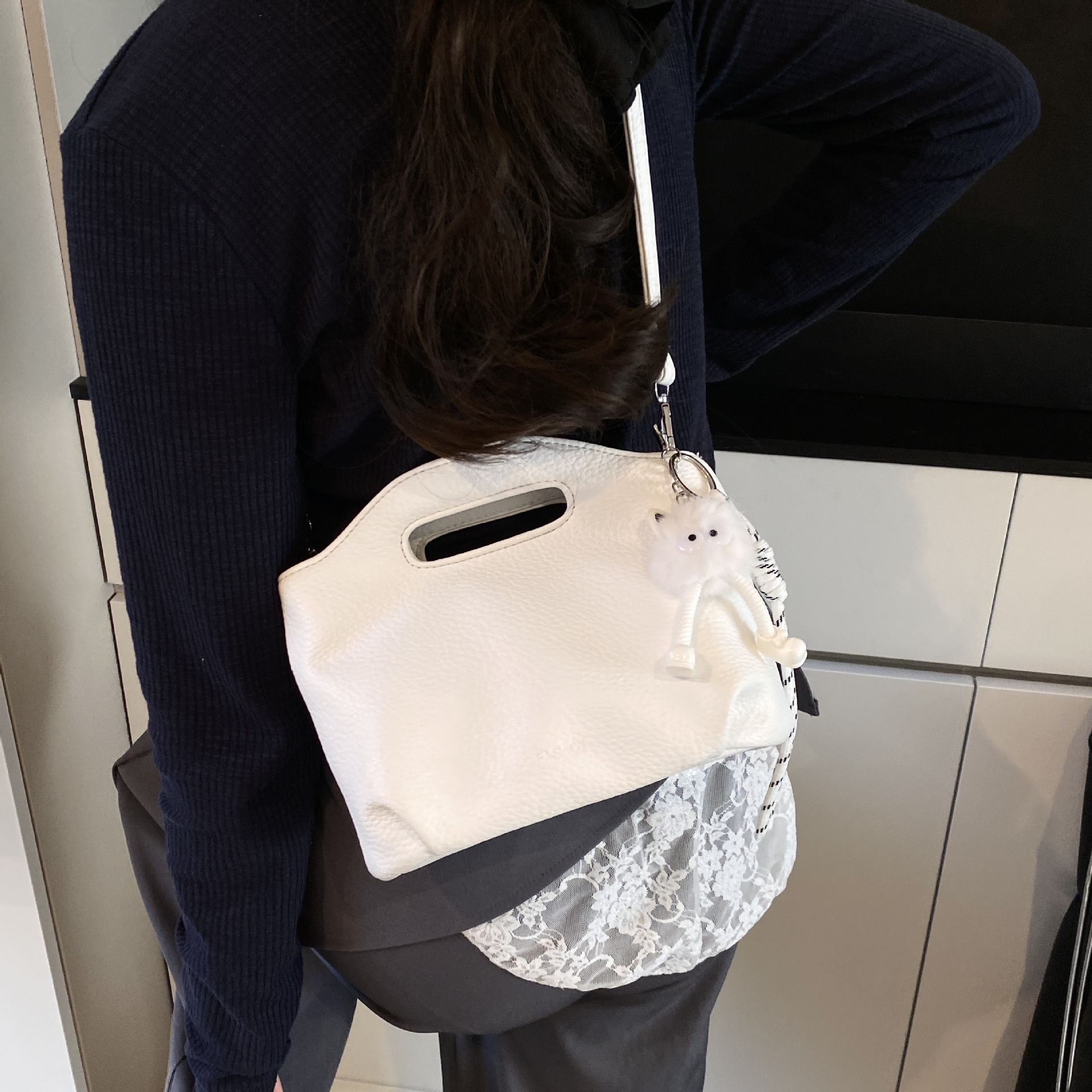 designer Handheld Pleated Cloud Bag for Women 2025 New Trend Korean Style Niche Underarm Bag Versatile Crossbody Bag Bucket Bag