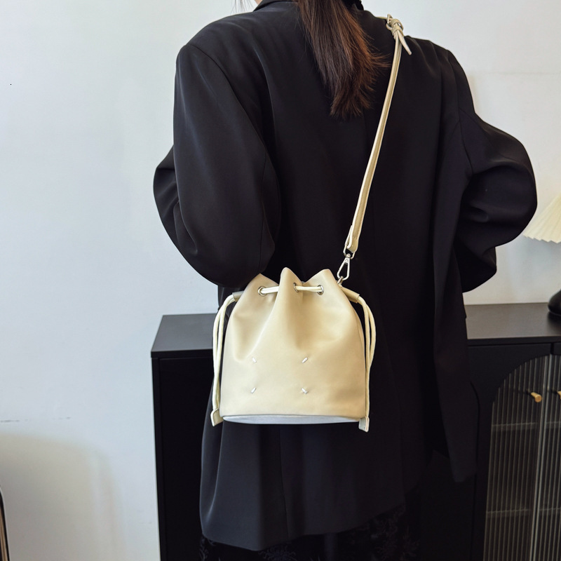 designer 2025 New Fashion Versatile High-End Drawstring Bucket Bag for Women Solid Color Niche Design Casual Shoulder Crossbody Bag