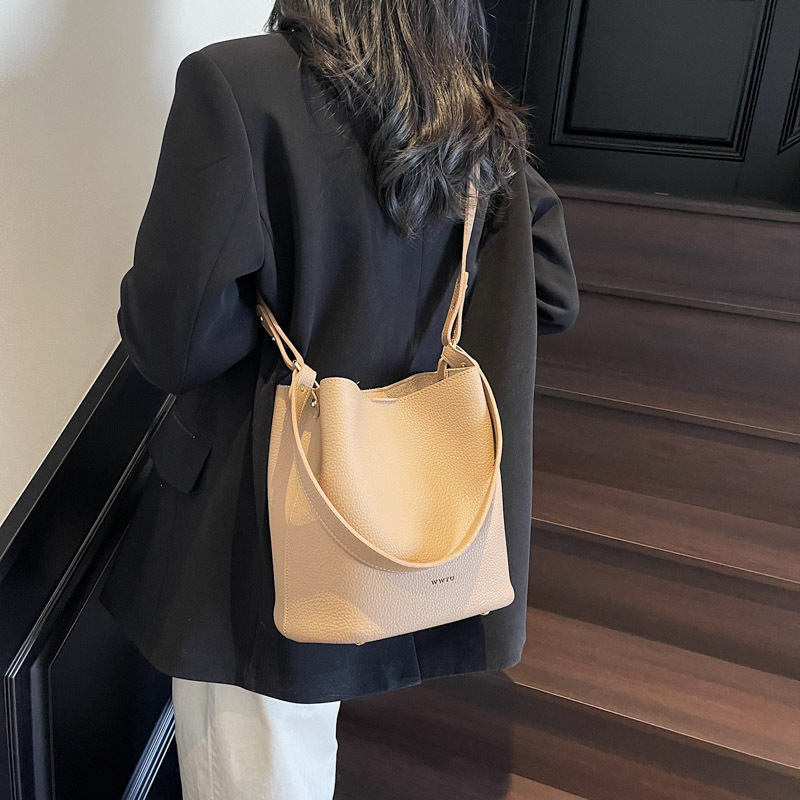 designer Retro Large Capacity Commuter Bucket Bag for Women 2025 New Simple Handbag High-end Crossbody Mother and Child Bag