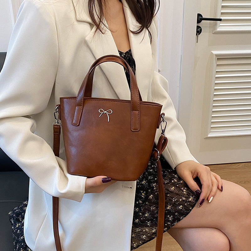designer Foreign Trade High-End Retro Large Capacity Commuter Bag for Women 2025 New Spring Summer Versatile Shoulder Underarm Bag Bucket Bag