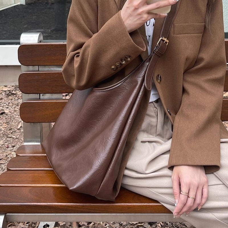 Women's large capacity bag spring and summer new simple soft leather shoulder bag designer retro commuting jumpsuit crossbody bag