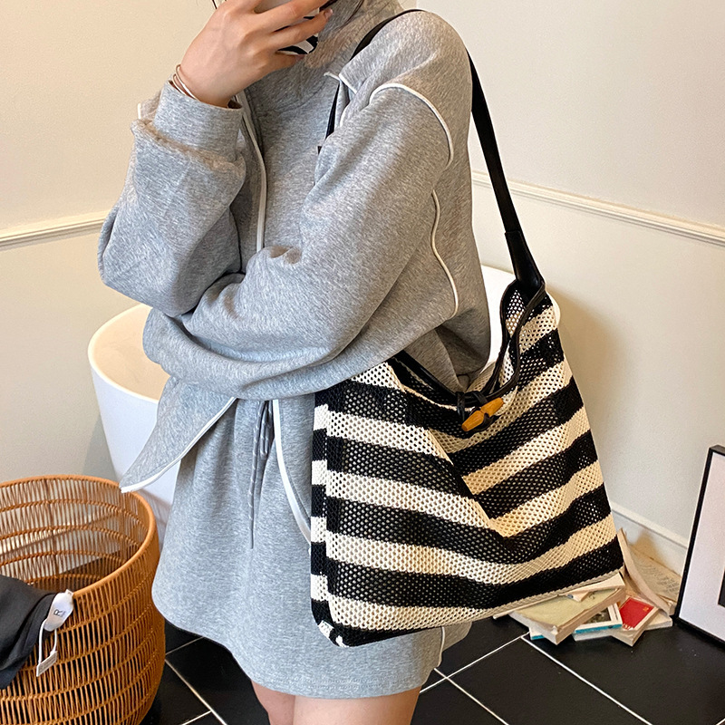designer Large Capacity Striped Hollow Out Bag for Women Summer 2025 New Casual Shoulder Crossbody Bag Hot Style Mother and Child Bucket Bag