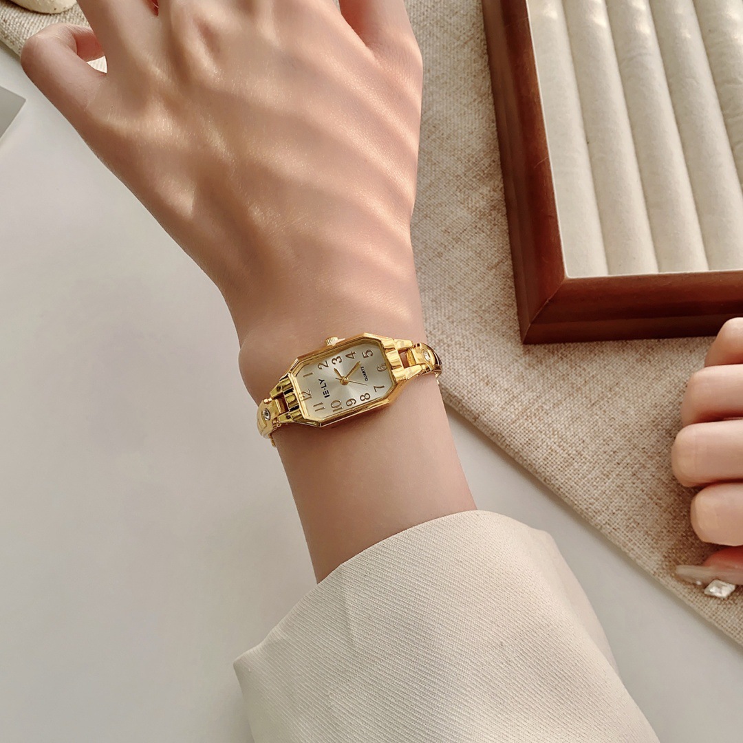 Elegant Vintage-Inspired Gold Band Womens Timepiece - Durable & Easy-to-read Face Design