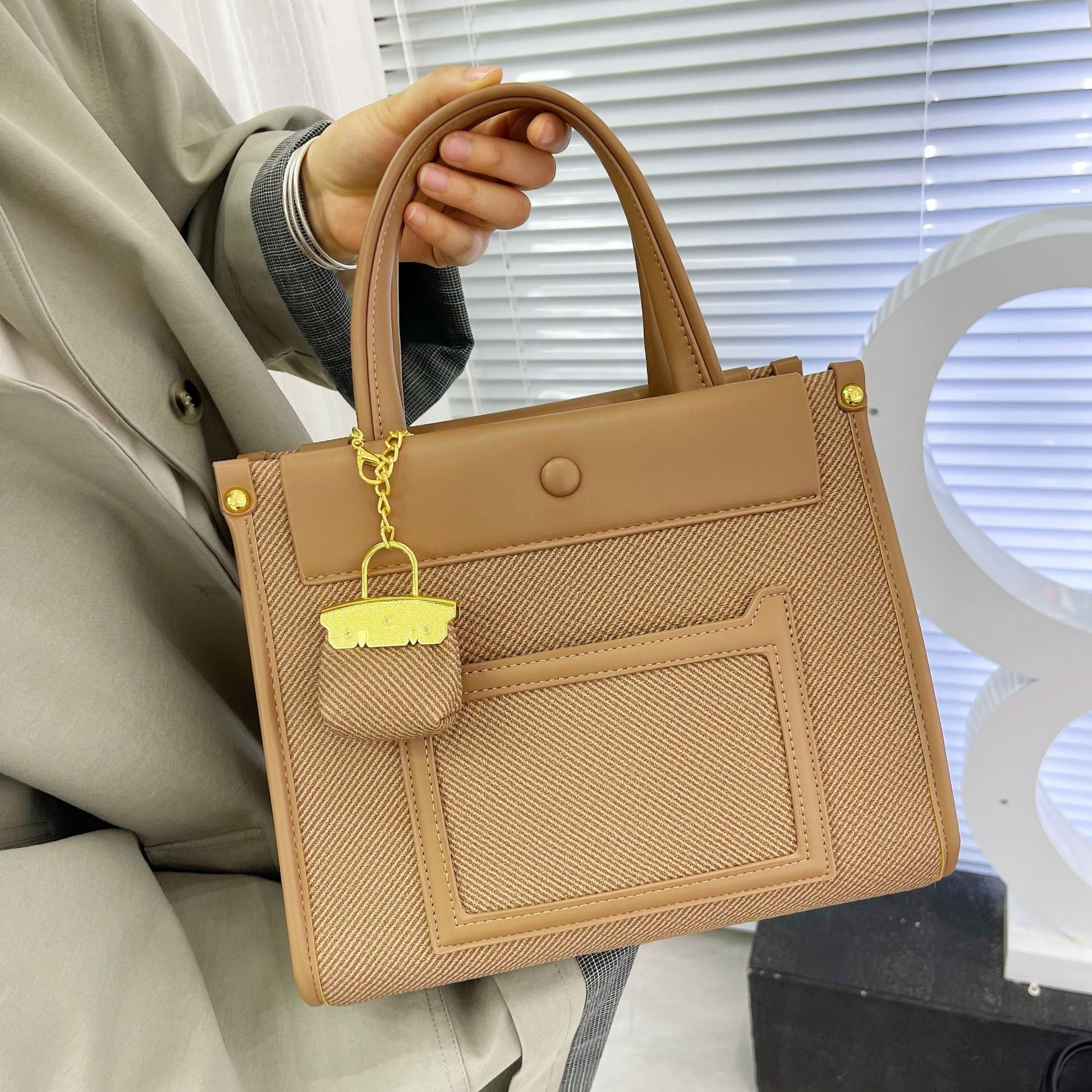 Top brand high-quality new free delivery designer cross-border high-end feeling commuting handbag elegant shoulder width waist bag new free delivery d