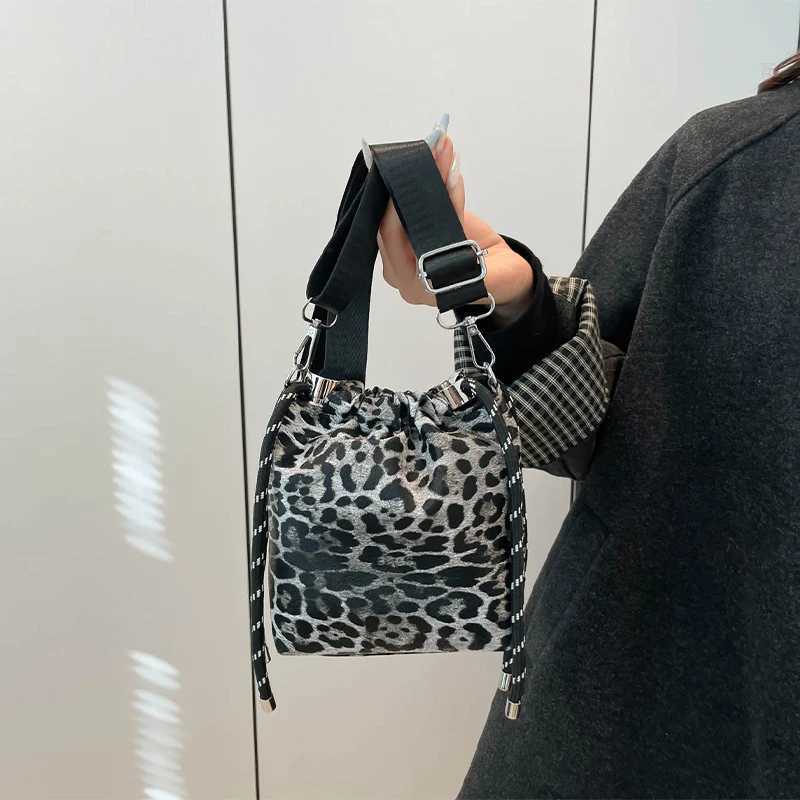 New Womens Mini Leopard Crossbody Bag Pu Leather Bucket Bag Drawstring Shoulder Bag Wide Strap Womens Bags Large Storage Bags XJ250604