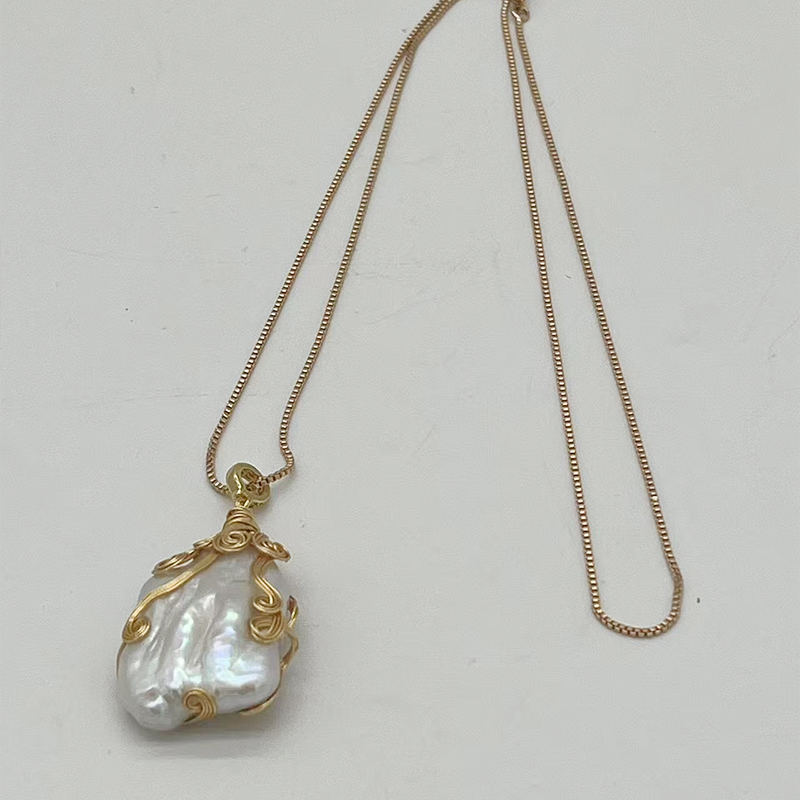 Elegant Natural Baroque Pearl Pendant Necklace with Artistic Retro Design