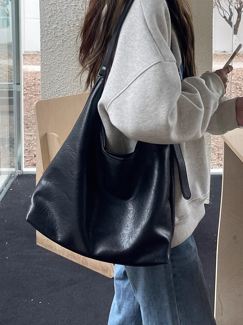 Women's large capacity bag spring and summer new simple soft leather shoulder bag designer retro commuting jumpsuit crossbody bag