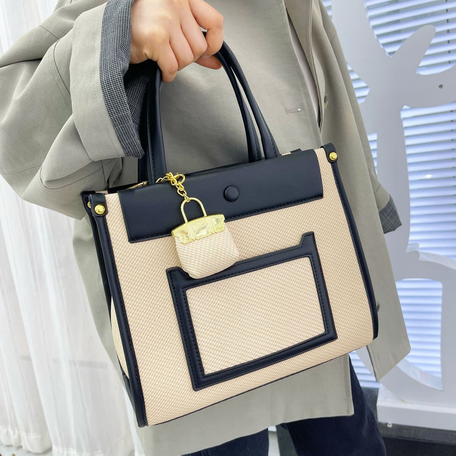 Top brand high-quality new free delivery designer cross-border high-end feeling commuting handbag elegant shoulder width waist bag new free delivery d